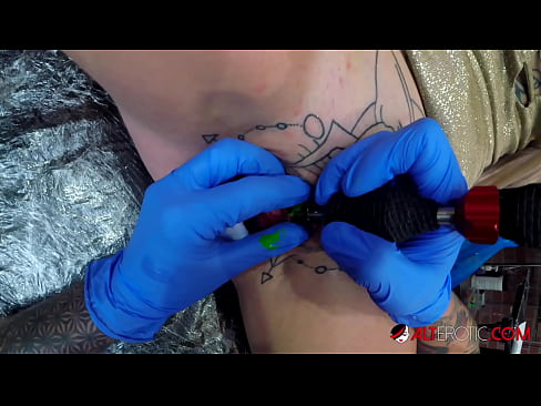 ❤️ Extreem getatoeëerde hottie Sully Savage kreeg een tatoeage op haar clitoris ❤️ Anal video at nl.japangaysex.ru ☑